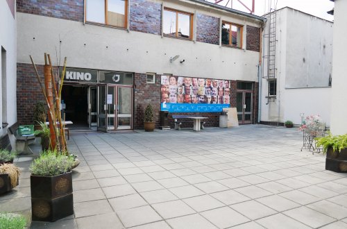 Testování na covid-19 se přesouvá ke kinu