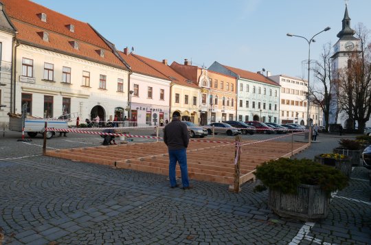 Kluziště se z náměstí přesouvá na nové místo