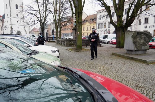Řidiči nerespektují časově omezené parkování, hrozí jim pokuty