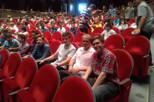 DEVÁŤÁCI ZE ZŠ ŠKOLNÍ NAVŠTÍVILI DIVADELNÍ PŘEDSTAVENÍ