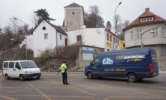 Osobní auta z dálnice budou až do odpoledne jezdit přes Meziříčí