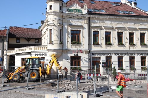 Hotely u opravovaného mostu jsou v provozu