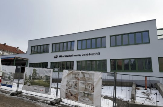 Na knihovně už svítí nápis