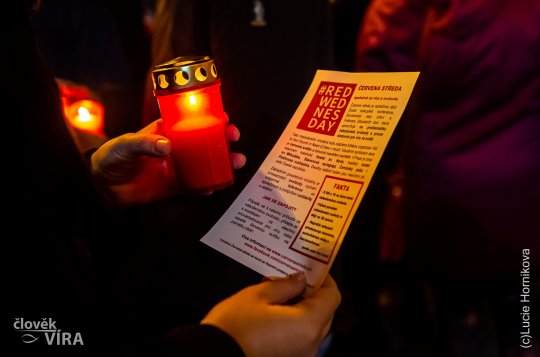 Kostely v Meziříčí a Mostištích se večer zahalí do červené. Akce připomene pronásledované věřící