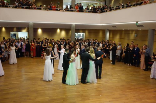Studentský ples korunovalo šerpování letošních maturantů