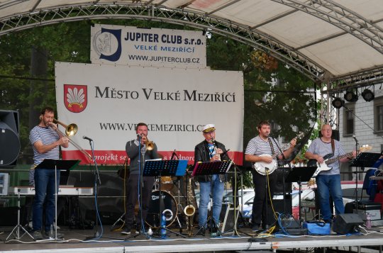 Nedělní podvečer přinesl dixielandové a swingové písně