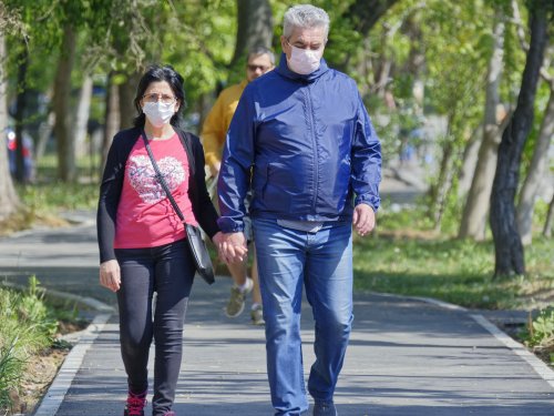 Jaká pravidla se od pondělí mění? Zmírňují se opatření pro obchody i shromažďování