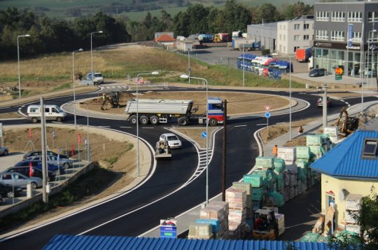 Nová okružní křižovatka je bez omezení