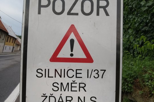 Se začátkem prázdnin došlo k úplné uzavírce silnice mezi obcemi Laštovičky – Rousměrov