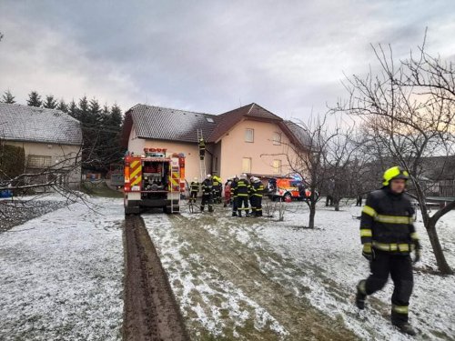 U sobotního požáru v Hrbově zasahovalo několik jednotek hasičů