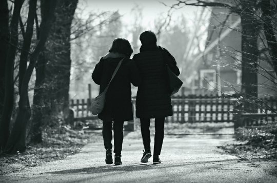 Ministerstvo zdravotnictví nařídilo pobývat na veřejně dostupných místech nejvýše v počtu dvou osob