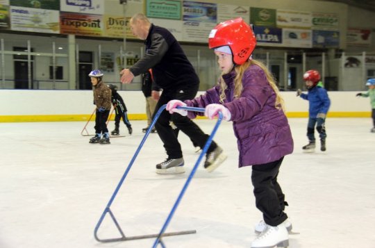 Děti z mateřských škol učí bruslit hokejisté