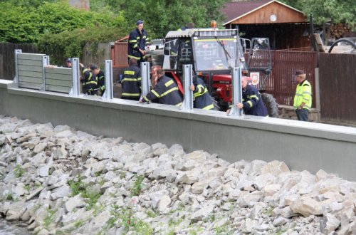 Hasiči stavěli protipovodňové hrazení