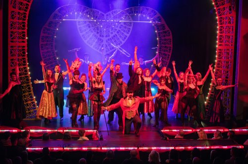 Divadlo Ikaros půjde Donaha!