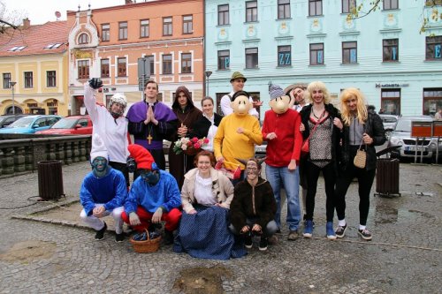 Maturanti vyrazili do ulic. Mají poslední zvonění