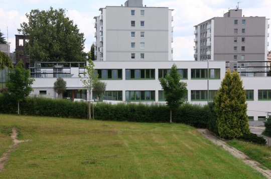 Knihovna má zepředu hotovou fasádu, chystá se na opláštění