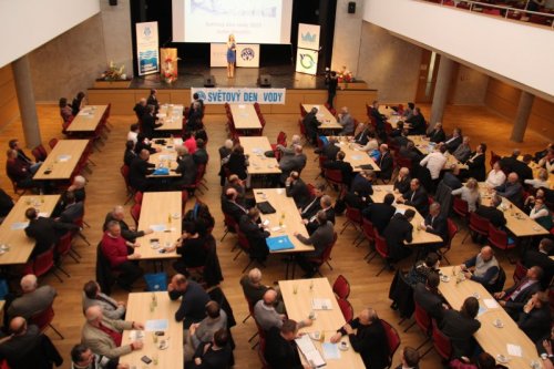 Vodárenská společnost předala Klubu Naděje společný finanční dar