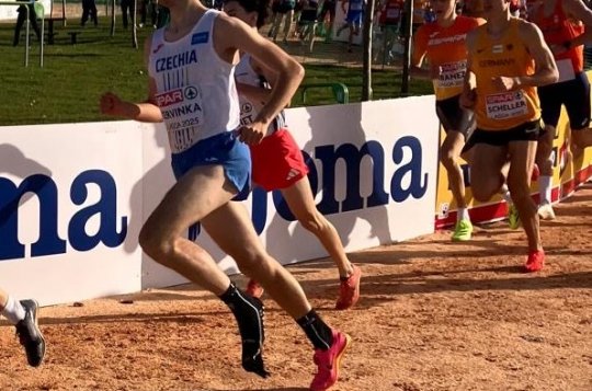 Evropu ohromil i s jednou botou