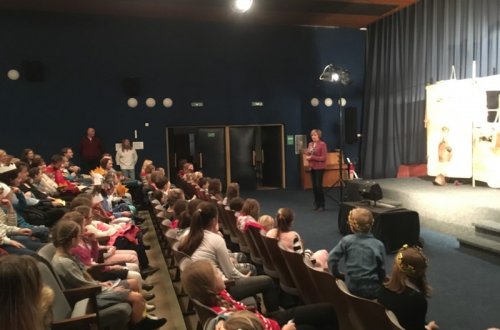 Tříkráloví koledníci byli odměněni divadlem v Jupiter clubu