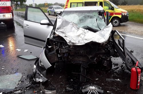 Čelní střet osobního auta s dodávkou si vyžádal jeden život
