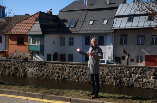 Z úředních dokumentů tvoří historické příběhy