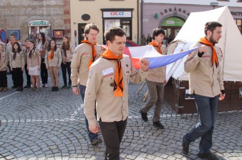 Vytažením vlajky na stožár zahájili skauti svůj sněm v Meziříčí