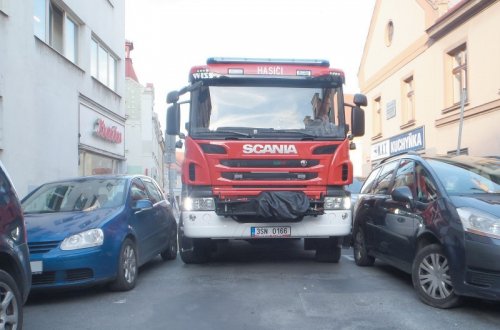 Hasiči stále bojují s průjezdností silnic