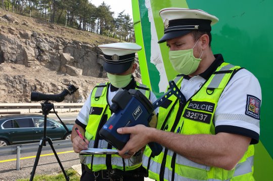 Překračování povolené rychlosti a zbytečné nehody jsou na dálnici na denním pořádku