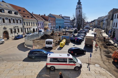 Parkování na náměstí bude od pondělí dočasně zakázáno