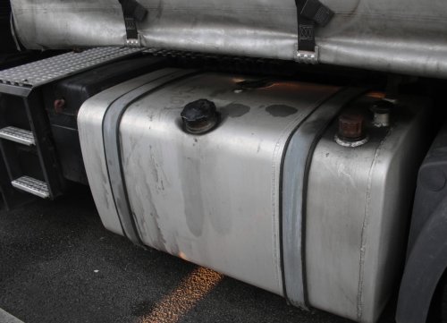 Cizinci kradli naftu z vozidel