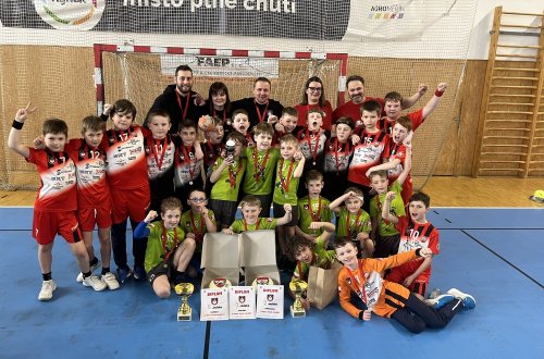 Minižáci a přípravka házené stříbrní na turnaji Enpeka Cup