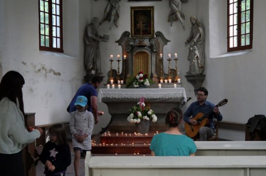 Kostely zvaly k večerní návštěvě