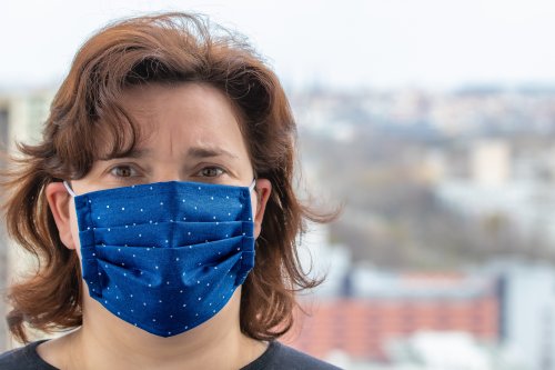Kde nosit roušky? Vláda od středy přitvrdí