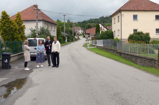 Lhotky plánují chodník i přístavbu jídelny školy