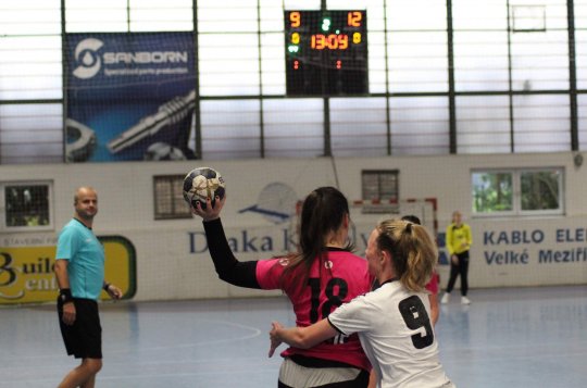 Starší dorostenky se v domácím prostředí protrápily k výhře