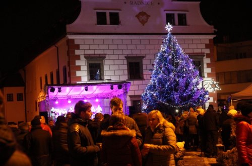 Děti kouzelnou formulkou zahnaly temnotu a rozsvítily město
