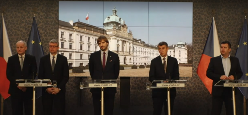 Stát ruší akce nad sto lidí a uzavírá školy