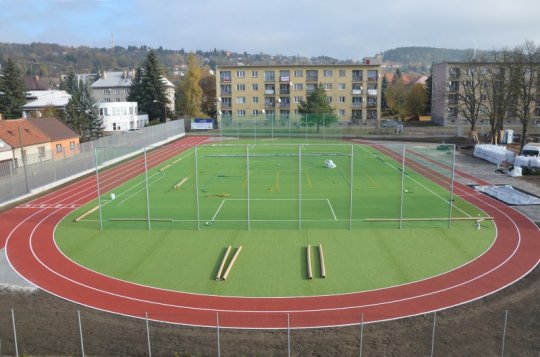 Hřiště za gymnáziem začne sloužit zjara