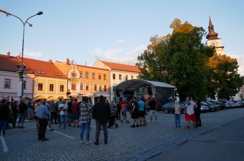Náměstím zněly české i zahraniční písničky