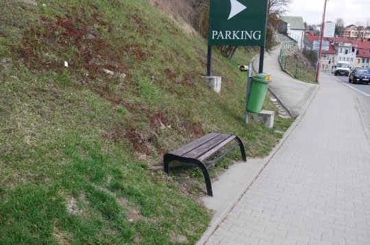 Výměna laviček a odpadkových košů začíná