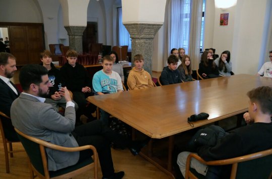 Deváťáci z Oslavické si povídali se starostou