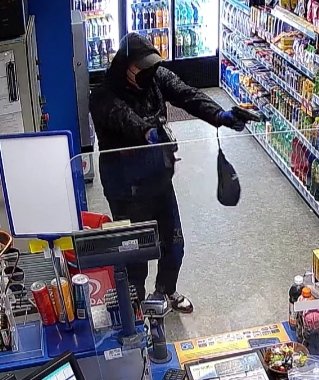 Policisté se obracejí na veřejnost při pátrání po pachateli loupeže