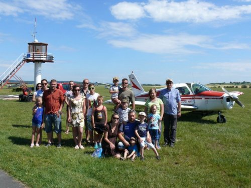 Letadlo s dětmi zakroužilo nad městem i přehradou