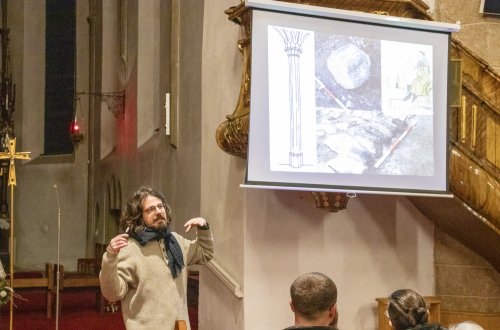 Přednáška archeologa zaplnila kostel