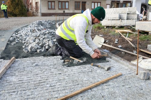 Dlaždiči pracují na chodnících