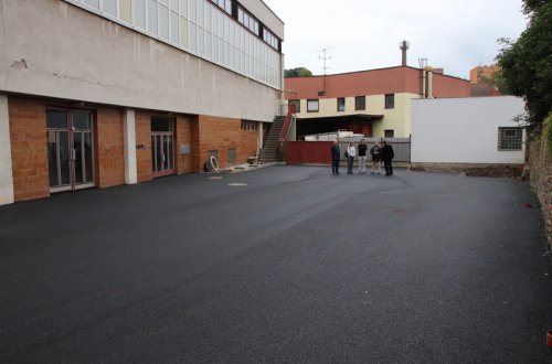 Žáci na Komenského budou mít na dvoře hřiště i dětský koutek