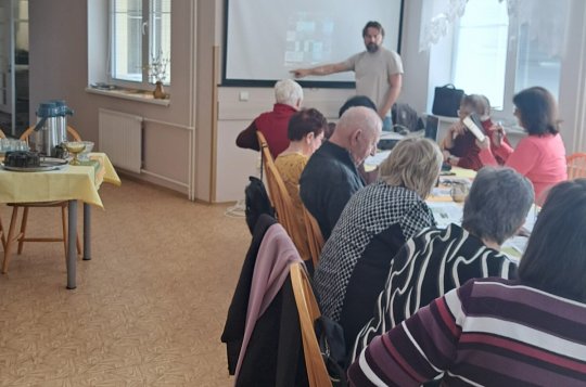 Senioři se naučili ovládat chytré telefony 