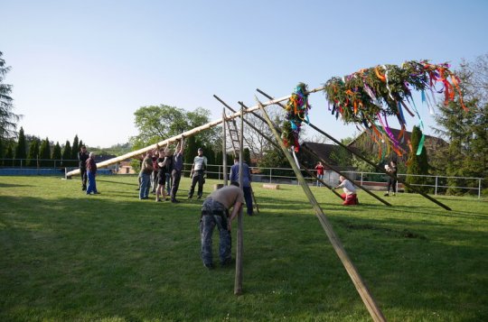 Chlapi z Olší si mákli a májka stojí