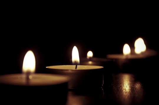 Svátek 17. listopadu oslavíme zapálením svíček a hudbou