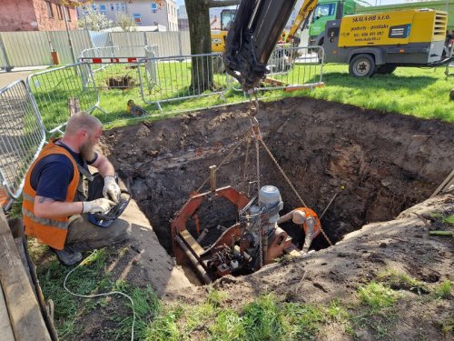 Rekonstrukce náměstí: Stavaři dělají protlak pod javorem